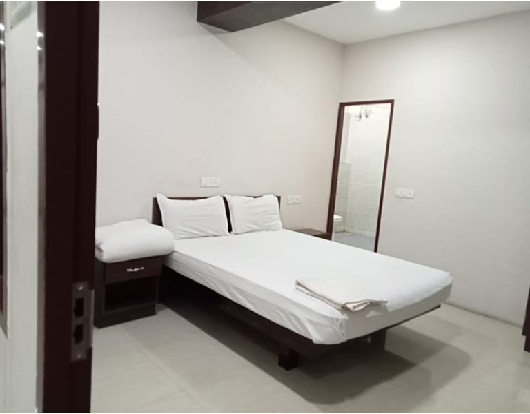 Deluxe Room Bed & Amenities